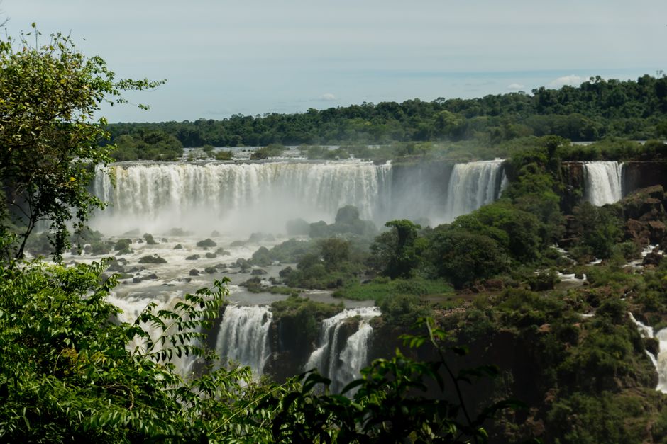 Ecoturismo Brasil — A breathtaking view of the powerful Iguazu Falls surrounded by lush greenery.